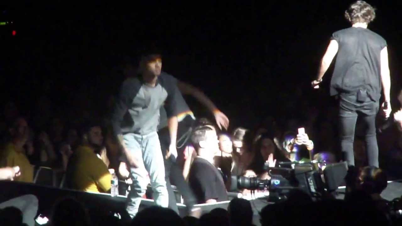 ONE DIRECTION-MOMENTS + ZAYN'S HIGH NOTE IN LFK- Boston 6/26/2013
