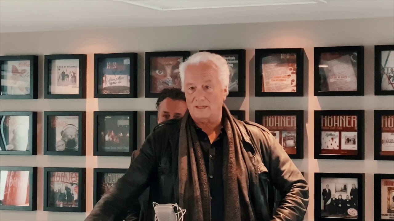 H&ouml;hner-Bassist Hannes Sch&ouml;ner verabschiedet sich von der B&uuml;hne