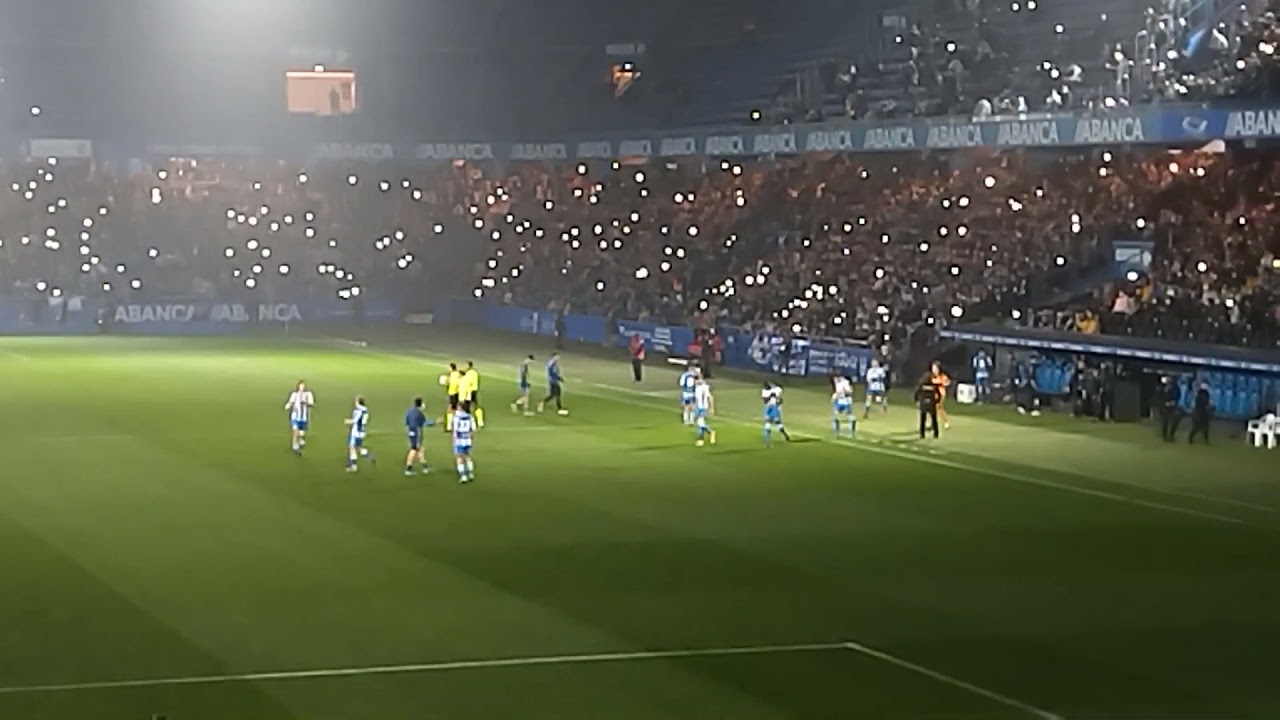 Ambientazo en Riazor en el descanso del R. C. Deportivo - Dynamo de Kiev y entrada de loa jugadores