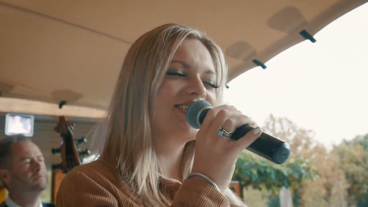 Zangeres Sofie: stijlvolle live muziek op uw bedrijfsfeest #akoestischeband #livemuziek