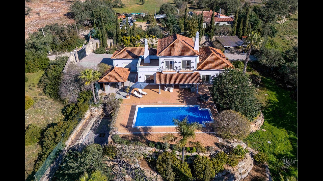 Exquisite 4 bedroom villa - a sanctuary of peace near the center of Santa Barbara de Nexe