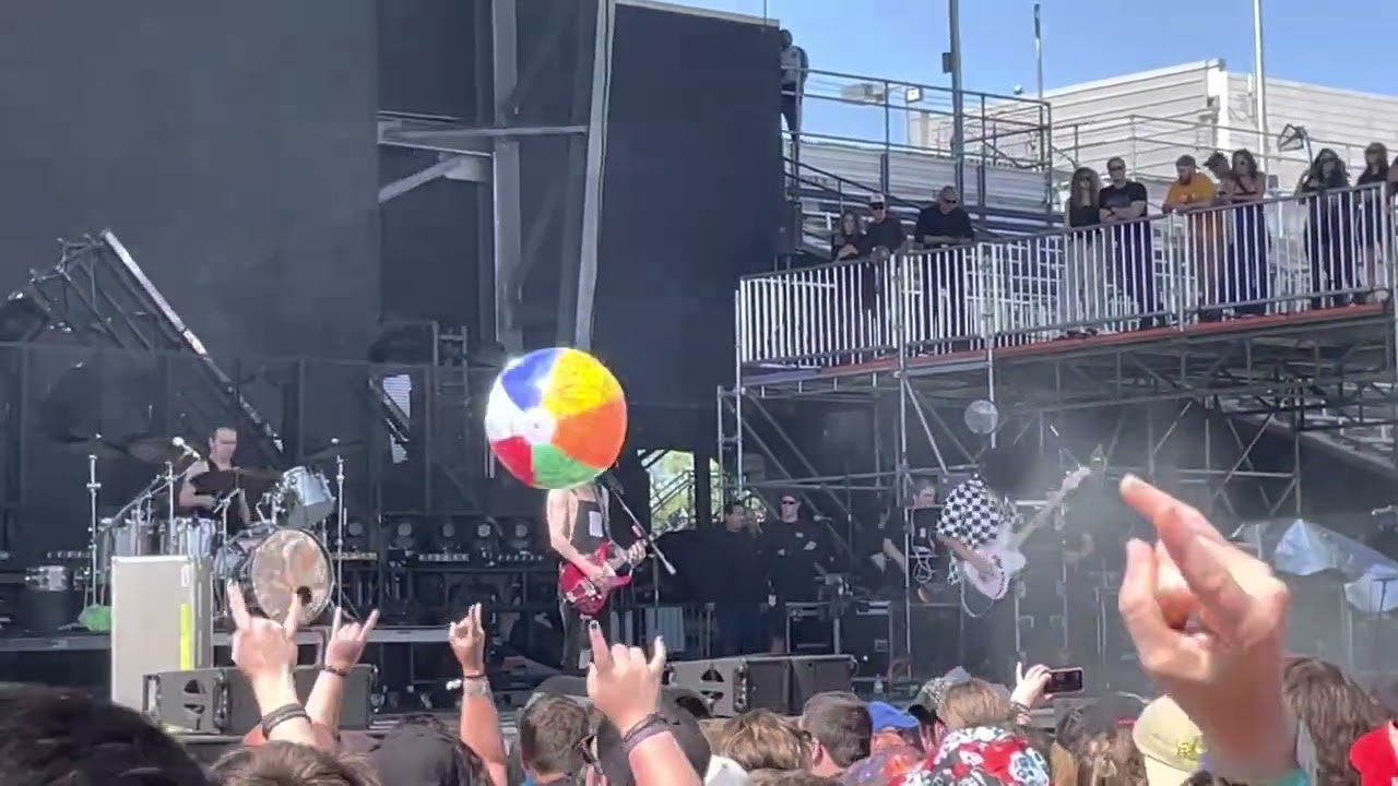 Badflower - Don’t Hate Me @ Sonic Temple (May 26, 2023)