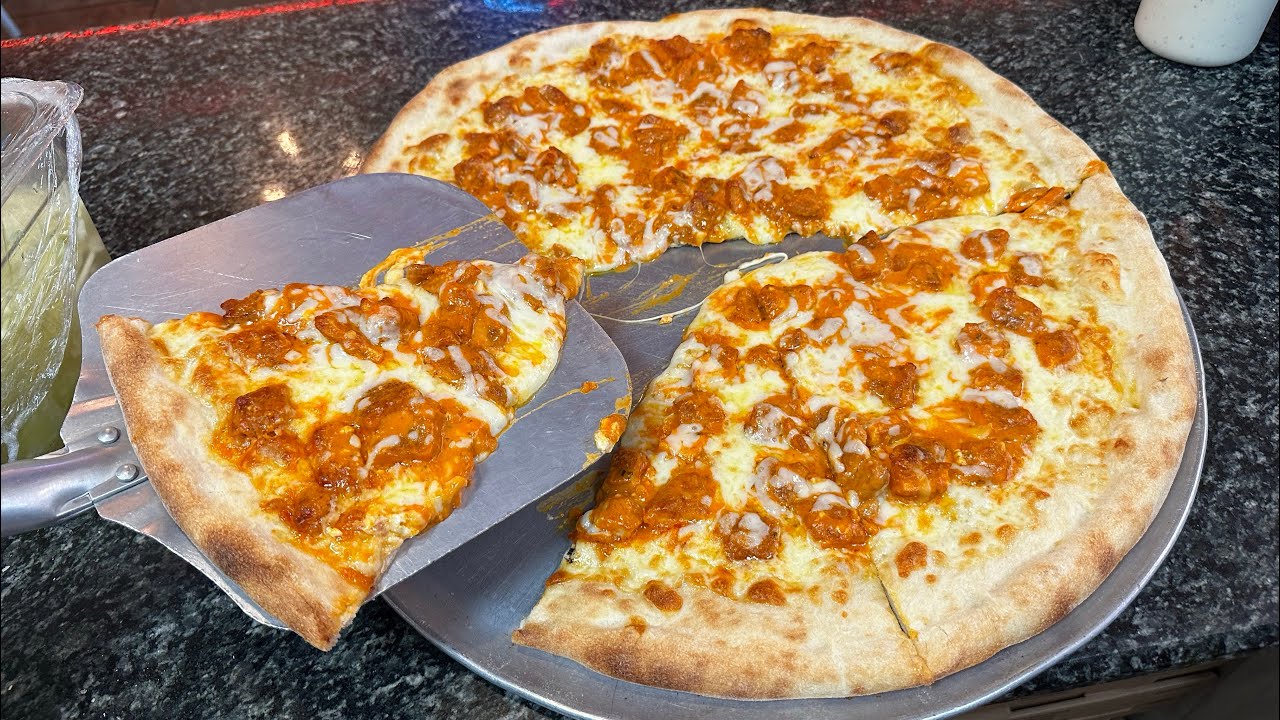 The best buffalo chicken pizza recipe ! MUST TRY