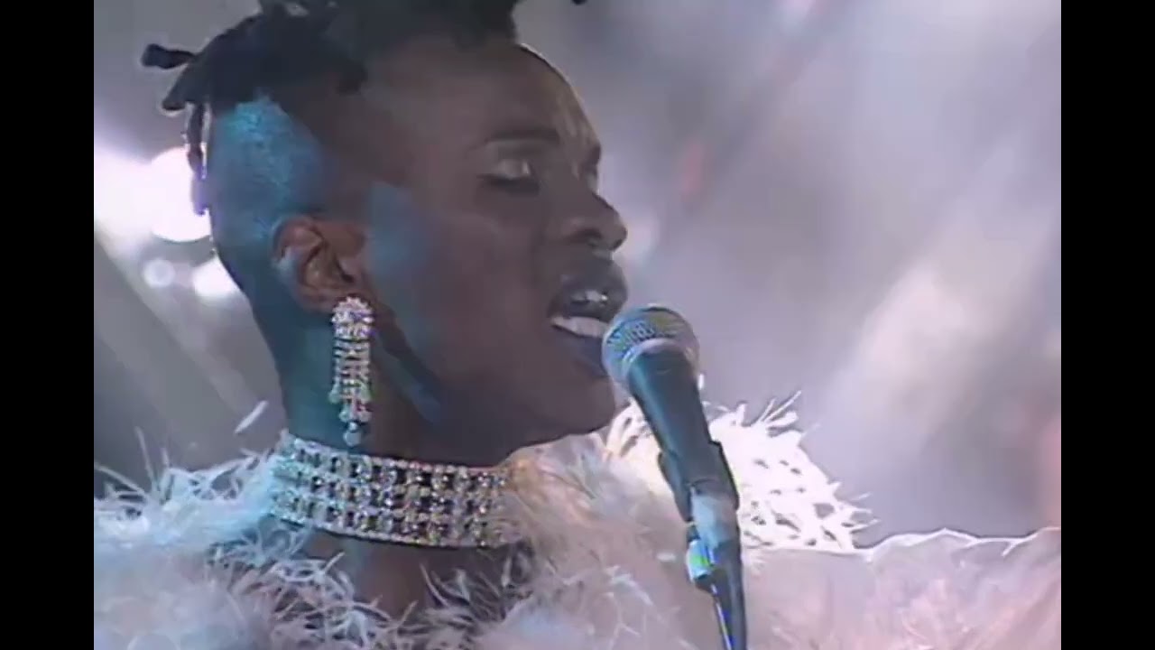 David McAlmont & David Arnold - Diamonds Are Forever Live TFI Friday 1997 Chris Evans James Bond