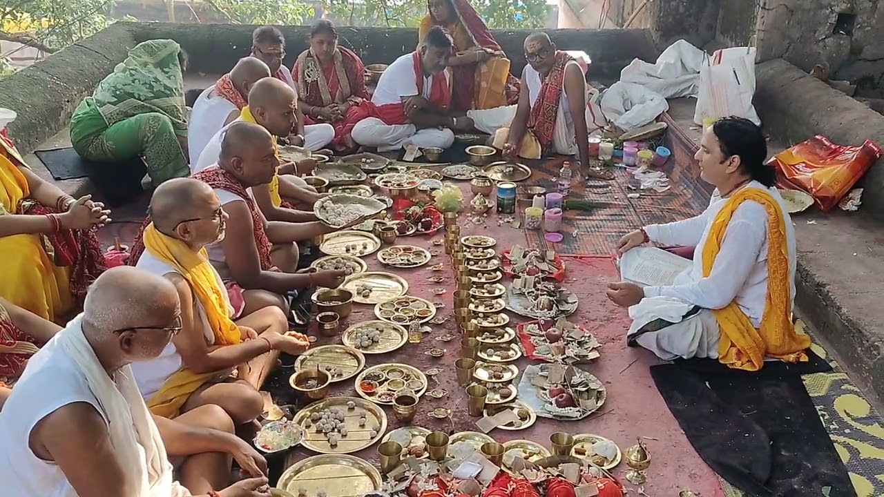 गया श्राद्ध अन्तर्गत पितृ /मातृ षोडसी कराते हुए, /पं व्रजभूषण शास्त्री महाराज।