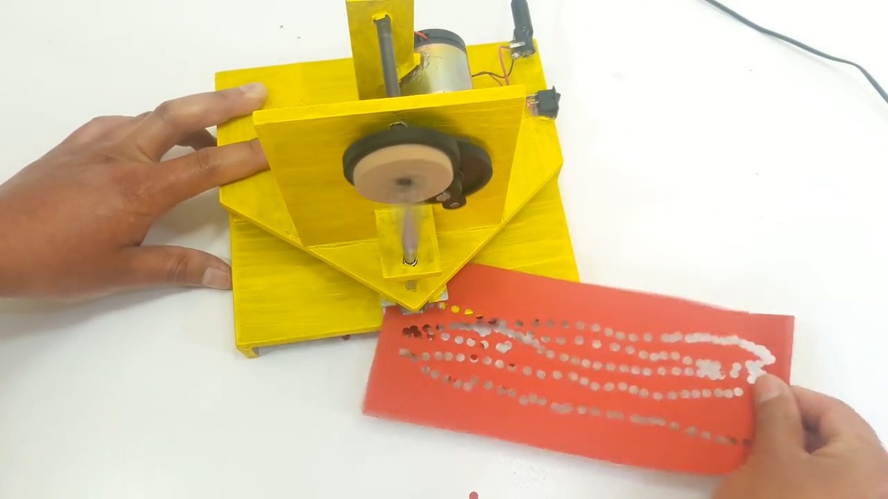 Cómo Hacer una Máquina Casera Para Elaborar Confetis (muy fácil de hacer)