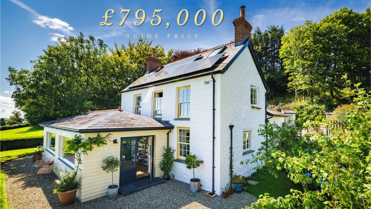 Ultimate Dream Escape: Gorgeous 3-Bed home & charming cottages on 5 acres of beauty with epic views!