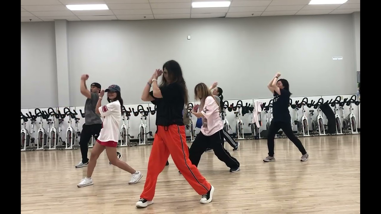 GOLDEN/￼Zumba Fitness.