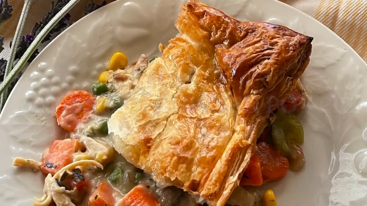 ЛУЧШИЙ (читтер) пирог с курицей-гриль и слоеным тестом.
