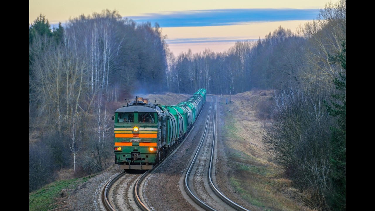 Тепловоз 2ТЭ10МК-3571 проследовал по перегону как истинный тяжеловоз /Loco traveled like a carthorse