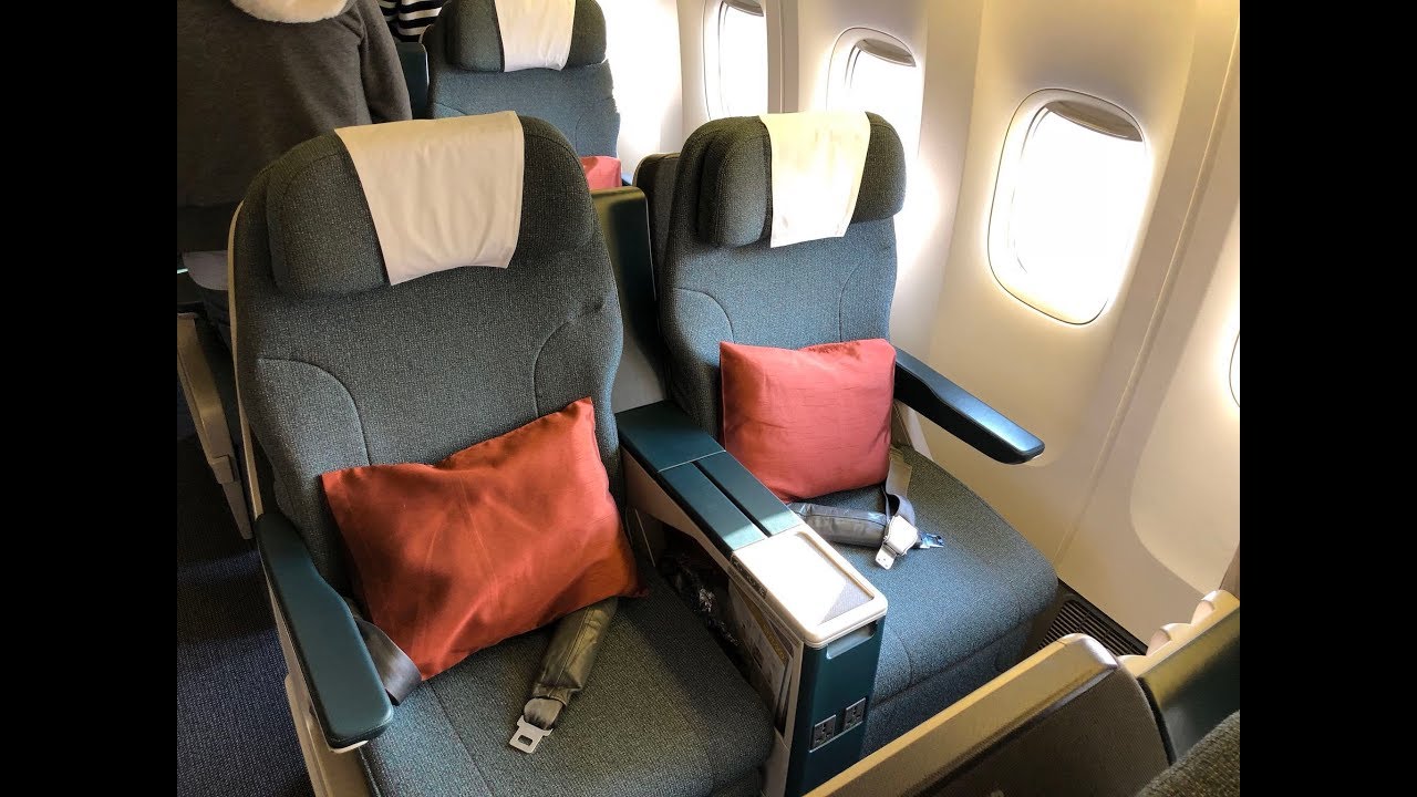 Cathay Pacific 777-200 Business class Hong Kong to Singapore CX711 (flight review #36)