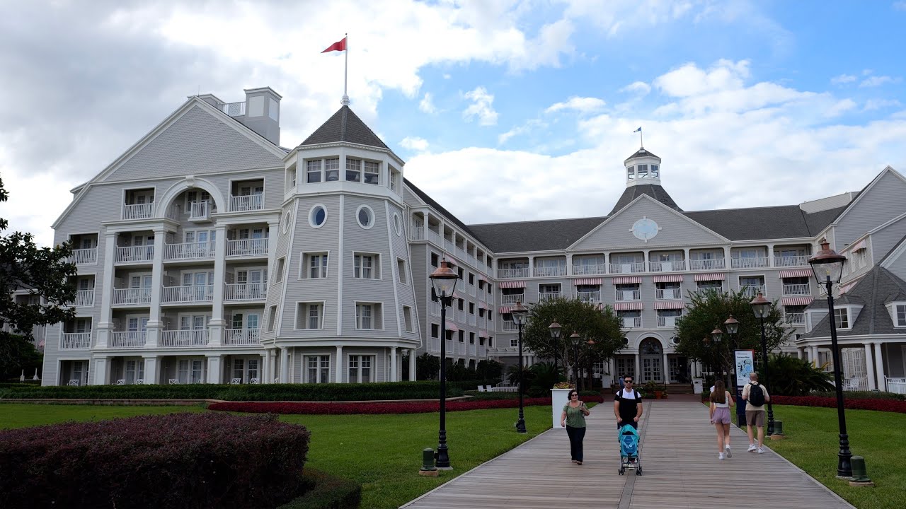Disney's Yacht Club Resort 2024 Tour & Walkthrough in 4K |  Walt Disney World EPCOT Resort Area