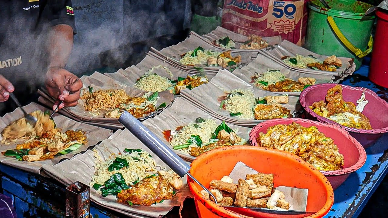 KALO UDAH REJEKI JUALAN INDOMIE PENYET AJA RAMENYA GAK UKURAN - VIRAL Warung Mie Pak Lamidi
