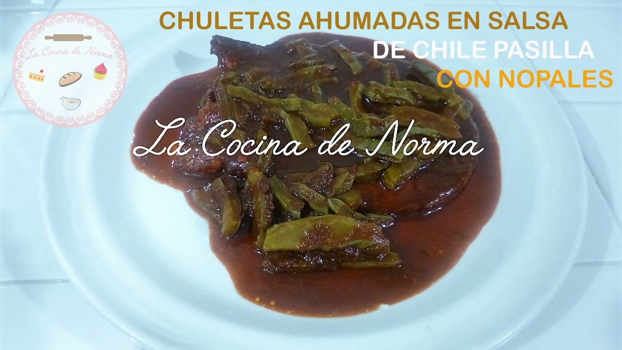 Chuletas ahumadas en salsa de chile pasilla con nopales