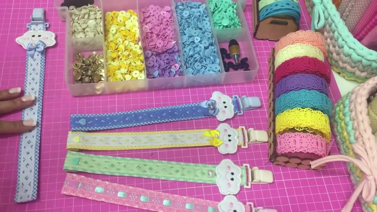 Prendedor de chupetas com viés e bordado - by Farolzinho Atelier