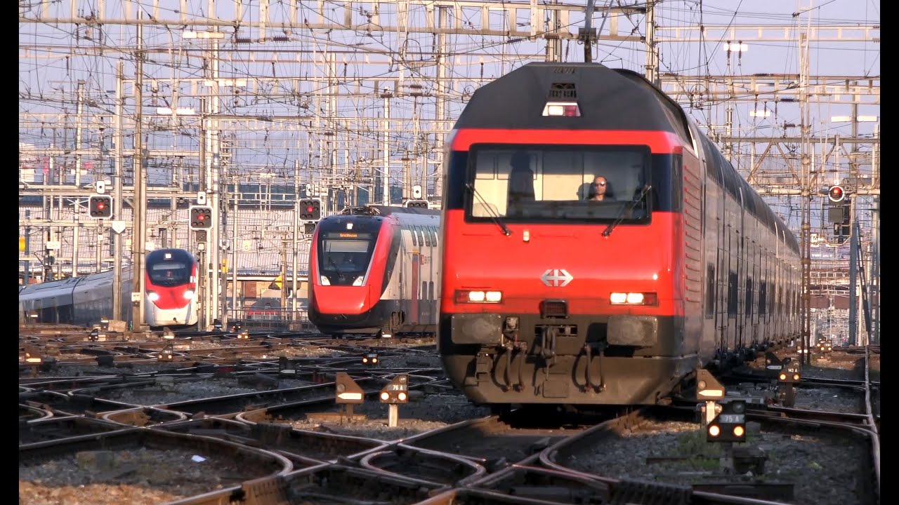 Bahnverkehr am Hauptbahnhof Zurich - Giruno, FV Dosto, IC2000