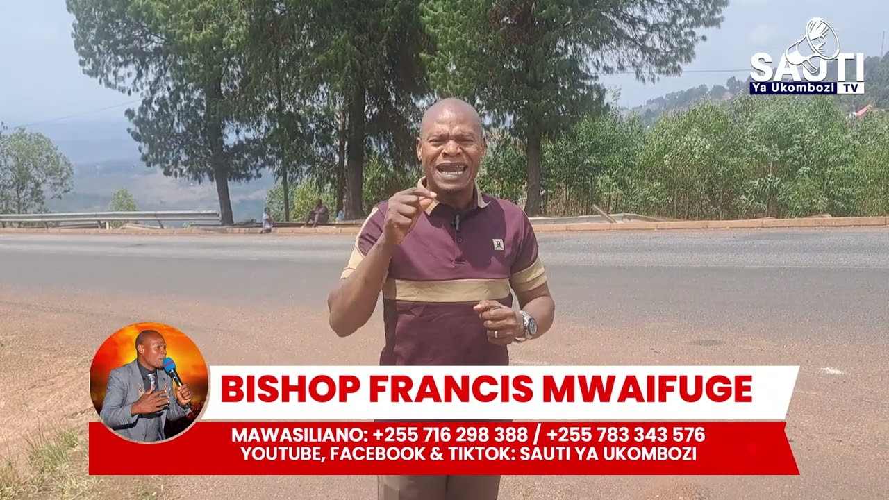 Askofu Mwaifuge ndani ya mlango ya mji akitoa mwaliko.