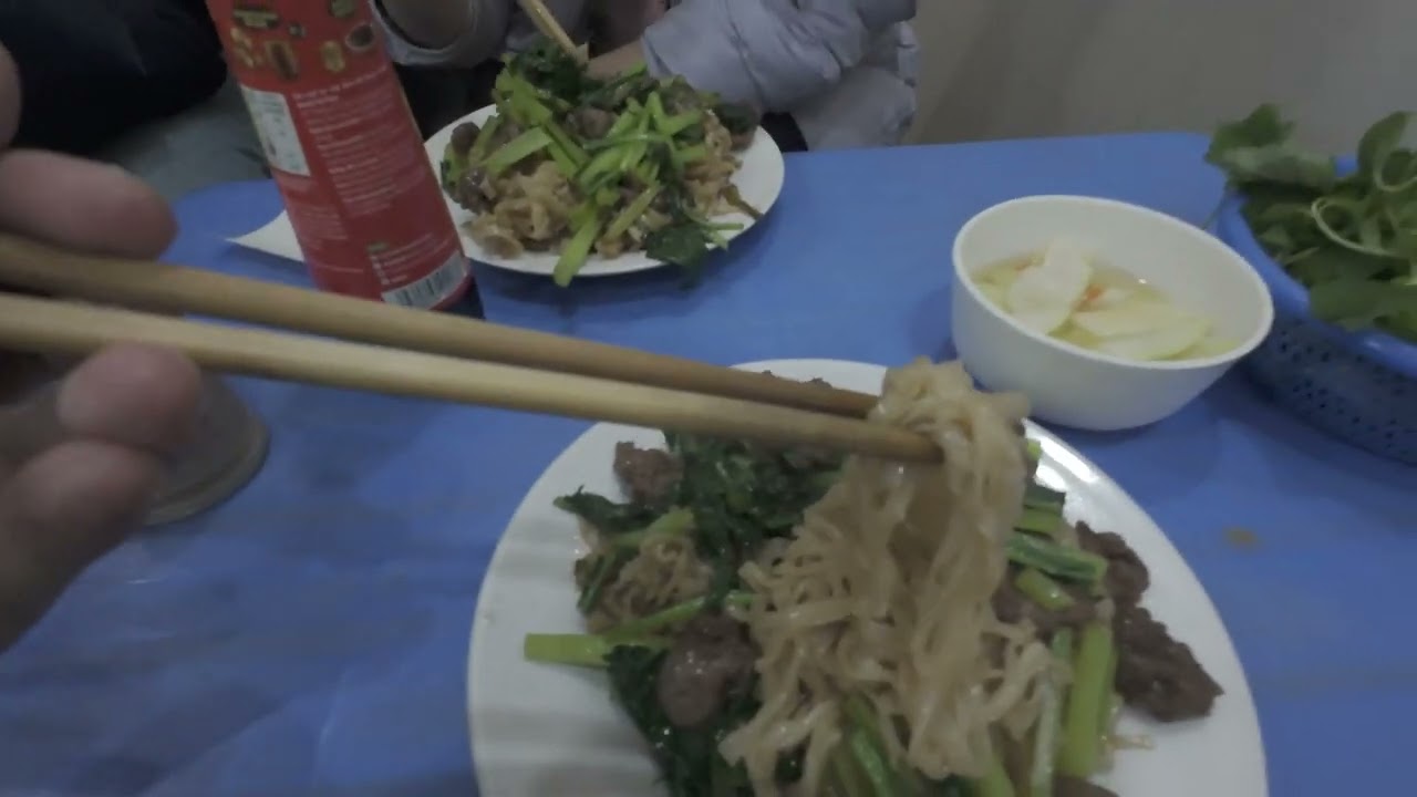 Midnight Street Food in Hanoi 🇻🇳 | Famous Pho Xào at Hàng Buồm