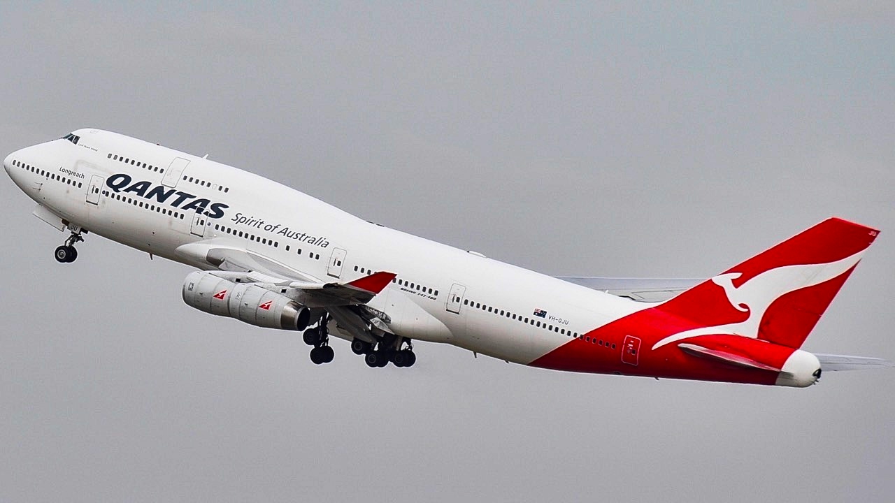 LOUD Qantas 747-400 ROLLS ROYCE RB211 Takeoff from Melbourne Airport