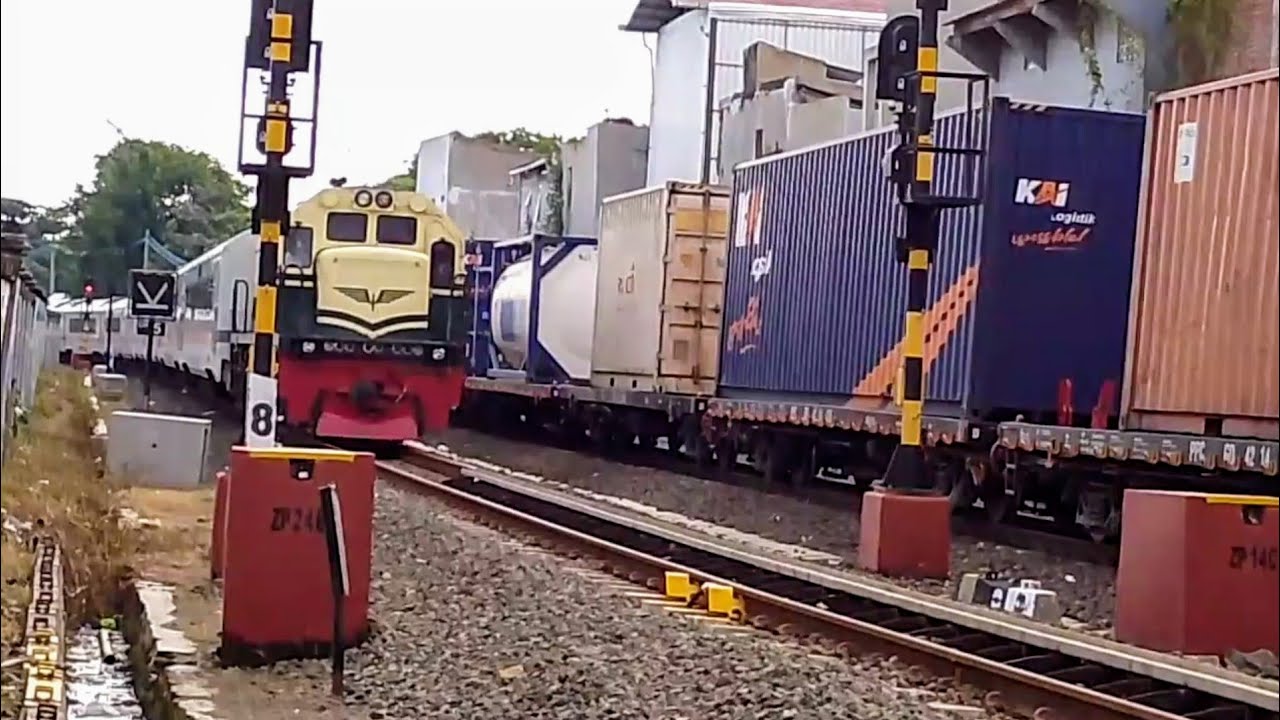 PALANG PINTU PERLINTASAN KERETA API JL PETEK SEMARANG - KA BARANG BERSILANG DENGAN KA BLORA JAYA