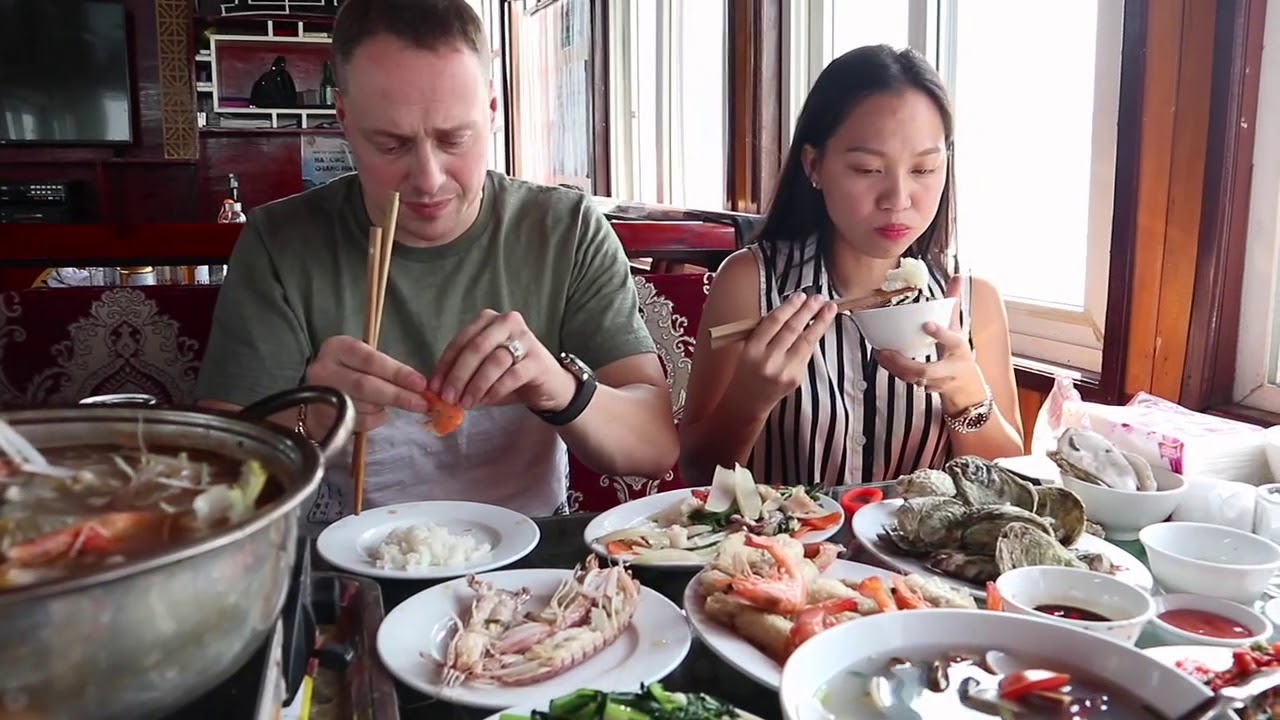 HTB 461 ll ĐƯỢC LÀM ĐẦU BẾP  TRÊN TÀU VỊNH HẠ LONG - LẨU HẢI SẢN - ĂN TRÊN BIỂN