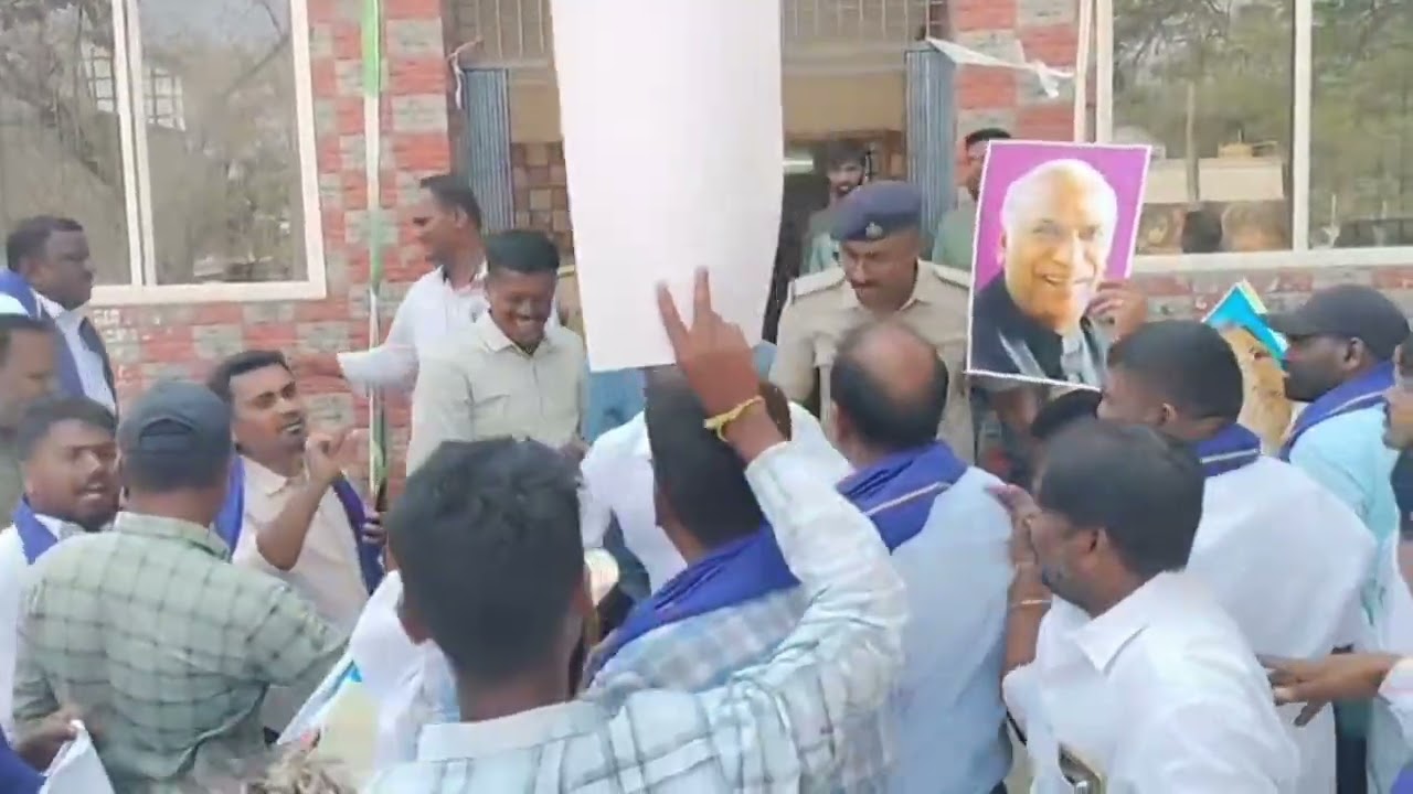 ಚಿತ್ರದುರ್ಗದಲ್ಲಿ ಮಾಧಿಗ ಸಮಾಜದ ಭಾರೀ ಪ್ರತಿಭಟನೆ | ಕಾಂಗ್ರೆಸ್ ಕಚೇರಿಗೆ ಮುತ್ತಿಗೆ, ಭಾವಚಿತ್ರ ಹರಿದು ಆಕ್ರೋಶ