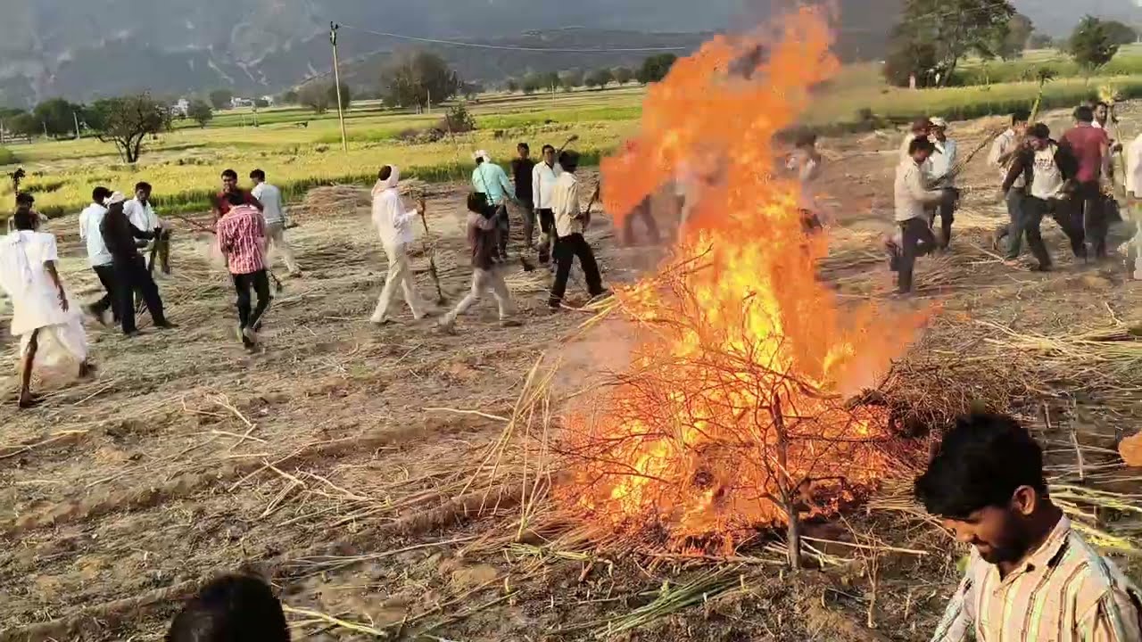 Holika Dhana ll होलिका दहन करते हुए सभी गांव के लोगएक साथ 🔥🔥