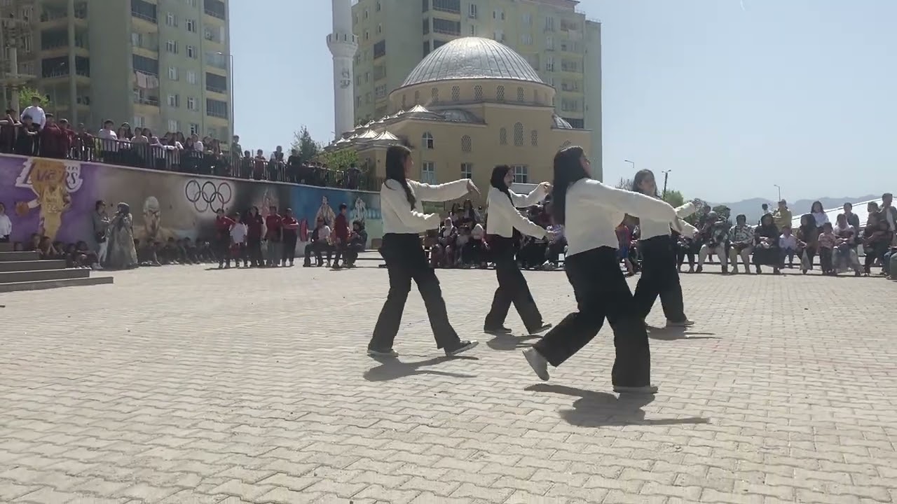 Şırnak şehri Nuh ortaokulu 23 Nisan dans gösterisi