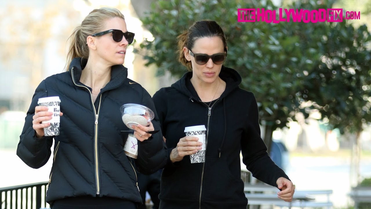 Jennifer Garner Stops By Alfred Coffee After Her Workout With BFF Nicole Solaka 11.26.16
