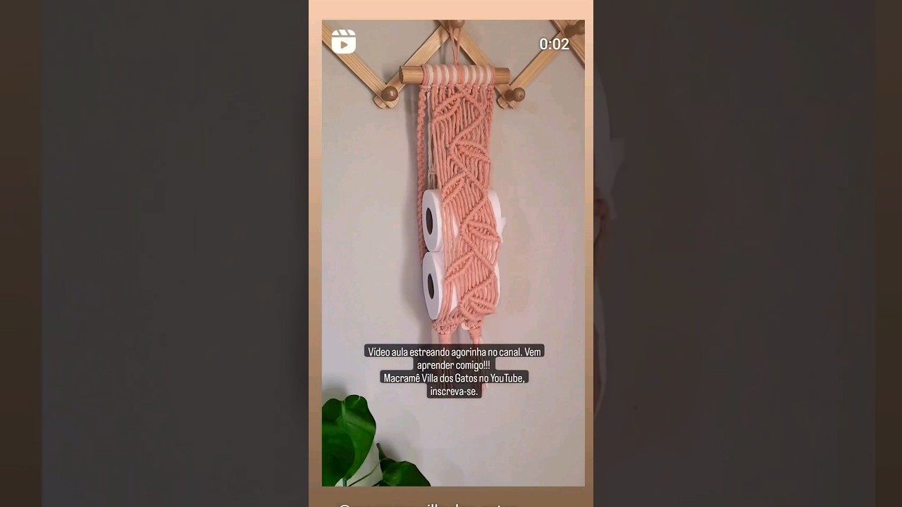 Porta papel higi&ecirc;nico em #macrame com flores em festone. #macramevilladosgatos #diy #passoapasso
