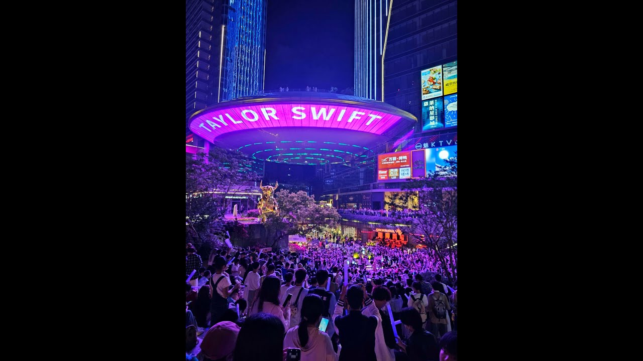 EPIC Taylor Swift FLASH MOB in China! 1,000 Fans Sing 'Cruel Summer' Under UFO-Shaped Landmark 🌌.