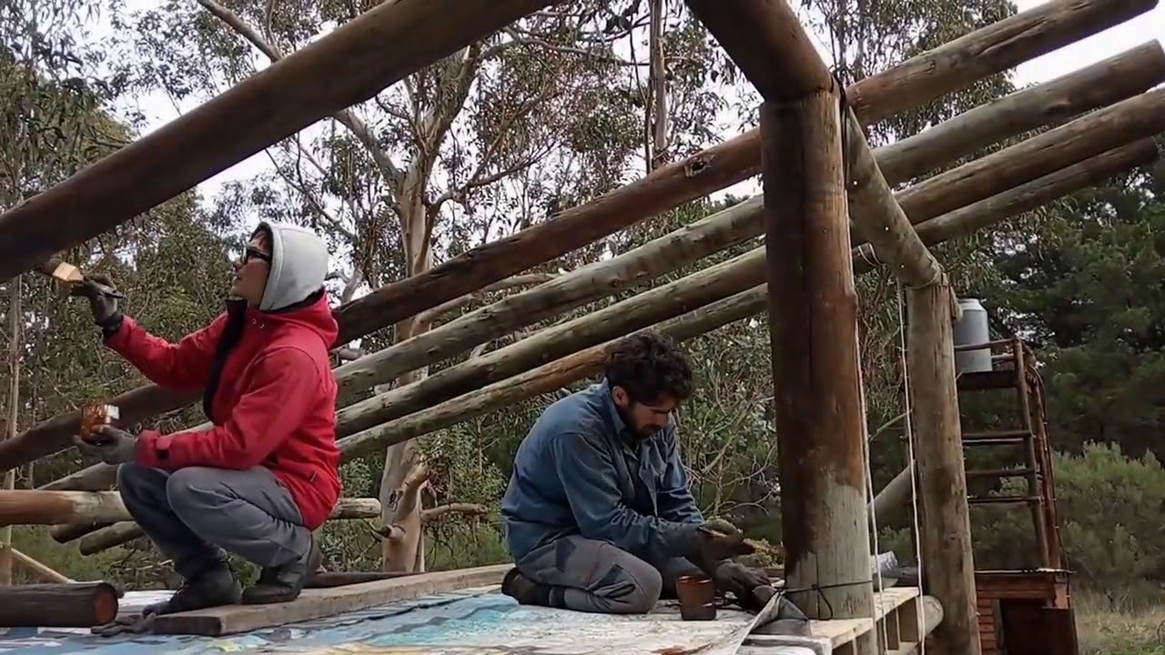 La casita de Bruno (primera etapa) armado de estructura con postes reciclados