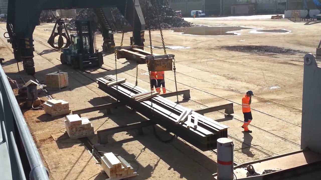 Embarque de perfiles en el puerto de Pasajes