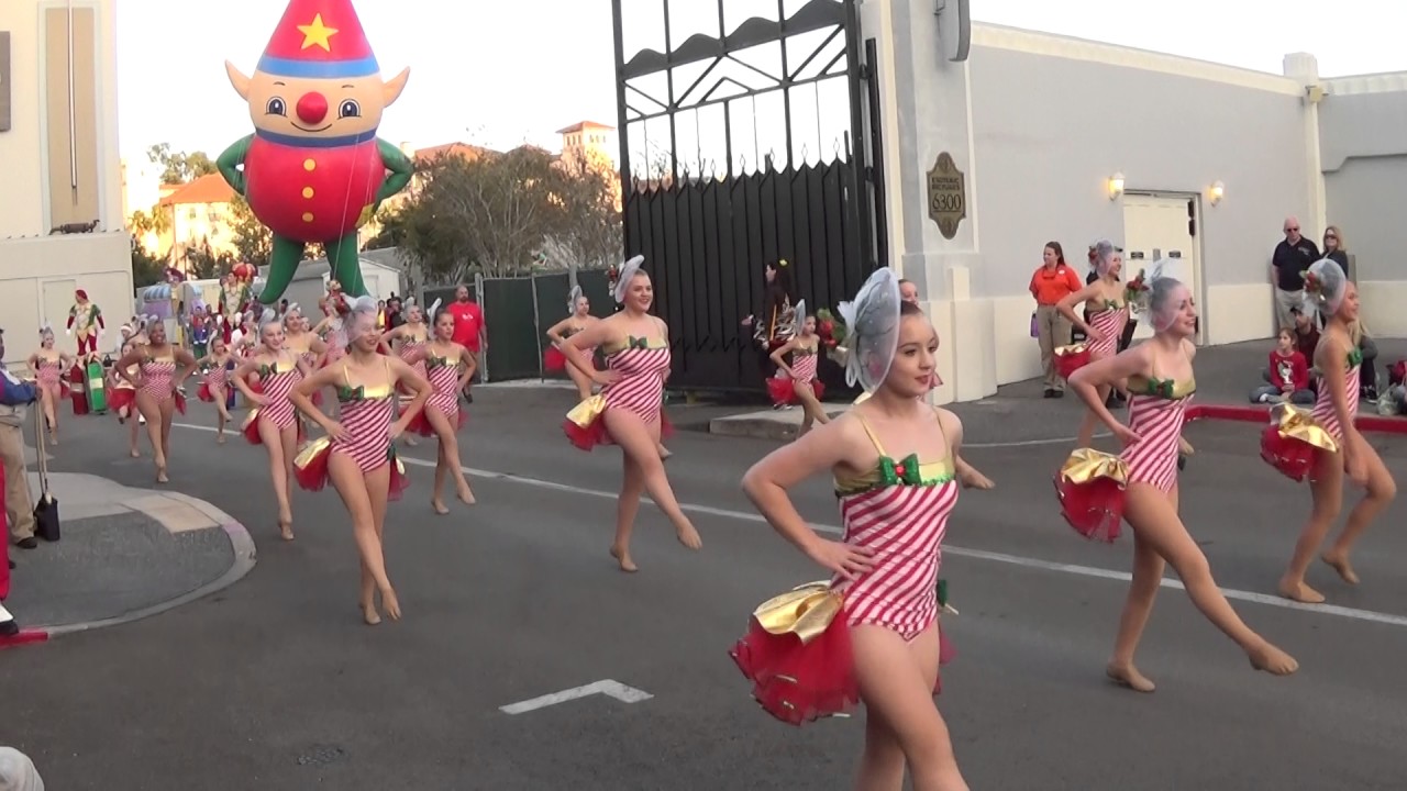 Full 2016 Macy's Holiday Parade at Universal