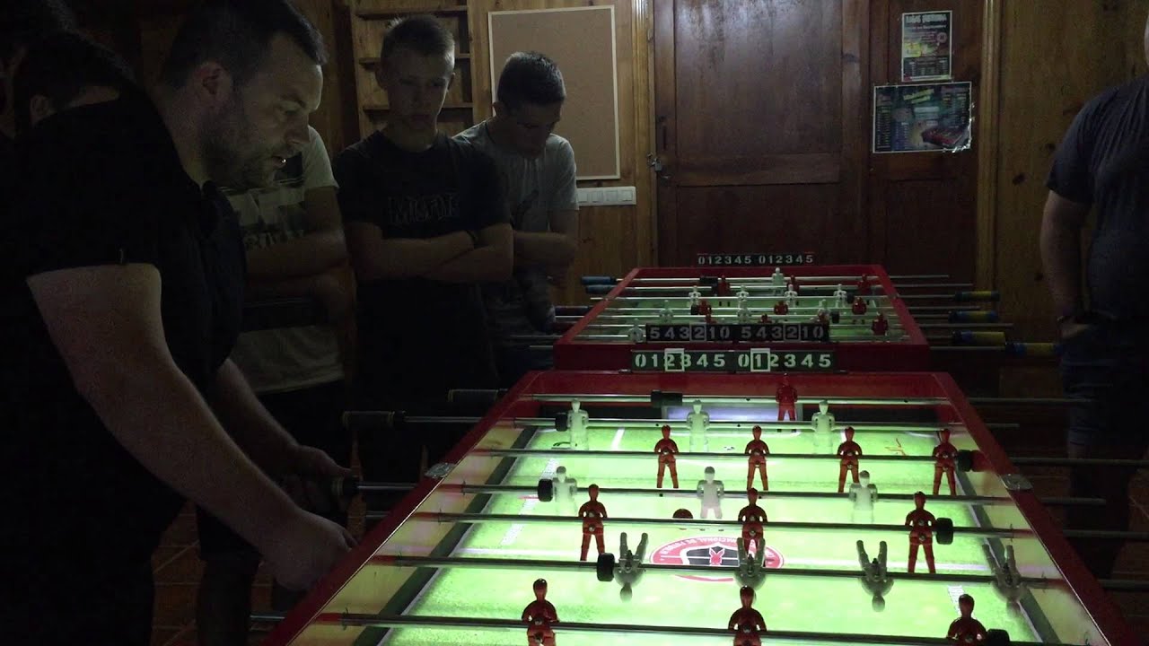 Guille Somoza facendo unha demostración de futbolín no Bodegón Barreiro en Caldas de Reis