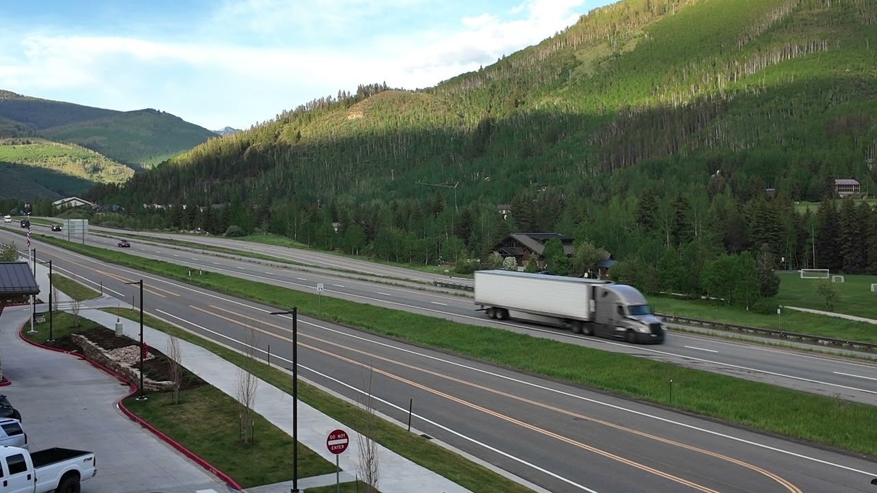 Traffic watching on Interstate 70 at Vail (DJI OSMO POCKET 3)