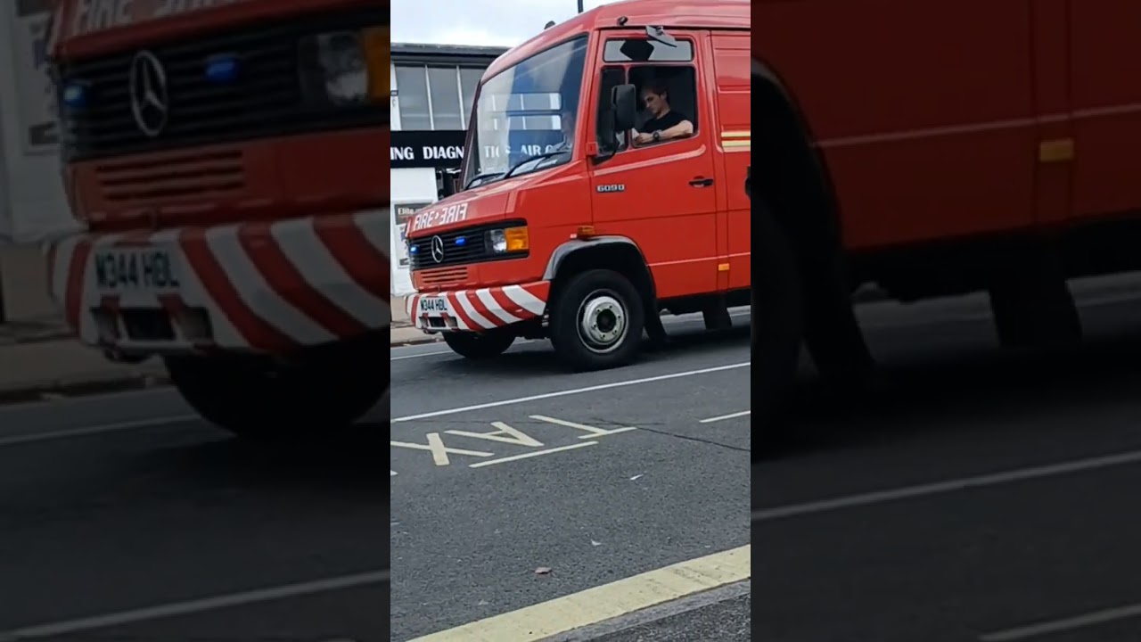 Newport support unit responding to an incident - two tone sirens