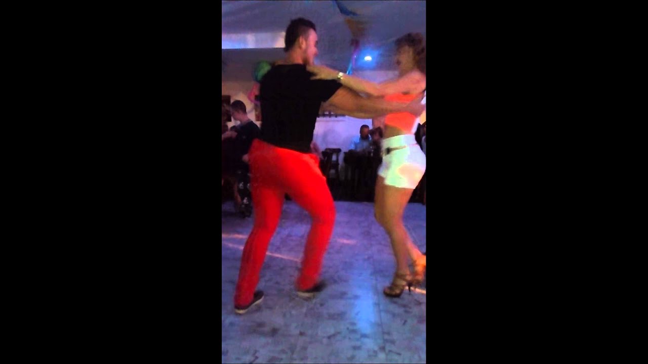 Bailando porro en medellin la Cumbiamba Monterrey clases 3012925774