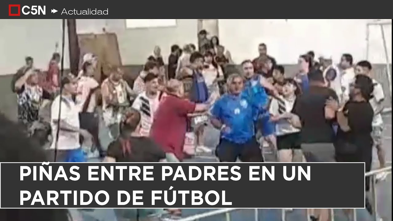 VIOLENCIA entre PADRES en un PARTIDO de F&Uacute;TBOL