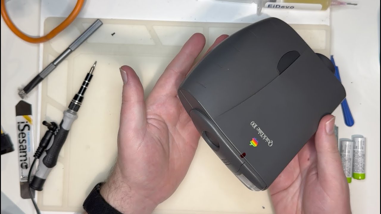 Taking apart a Apple Quicktake 100 from 1994 and trying to repair it..
