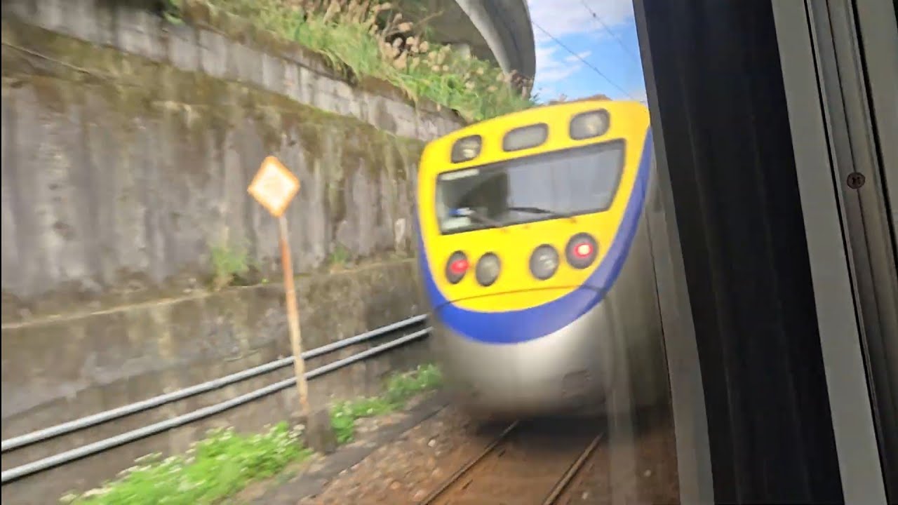 4925次瑞芳發車開往八斗子的DRC1026+DRC1017+DRC1034三節DRC柴油客車，和4198次樹林發車經由宜蘭線開往蘇澳EMU800型八輛二編組EMU889+EMU890二代微笑號區間車