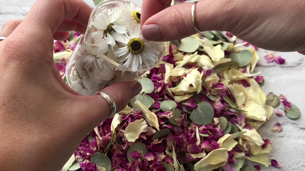ADAMAPPLE CONFETTI - How to make Confetti with different flower petals from The Confetti Bar.