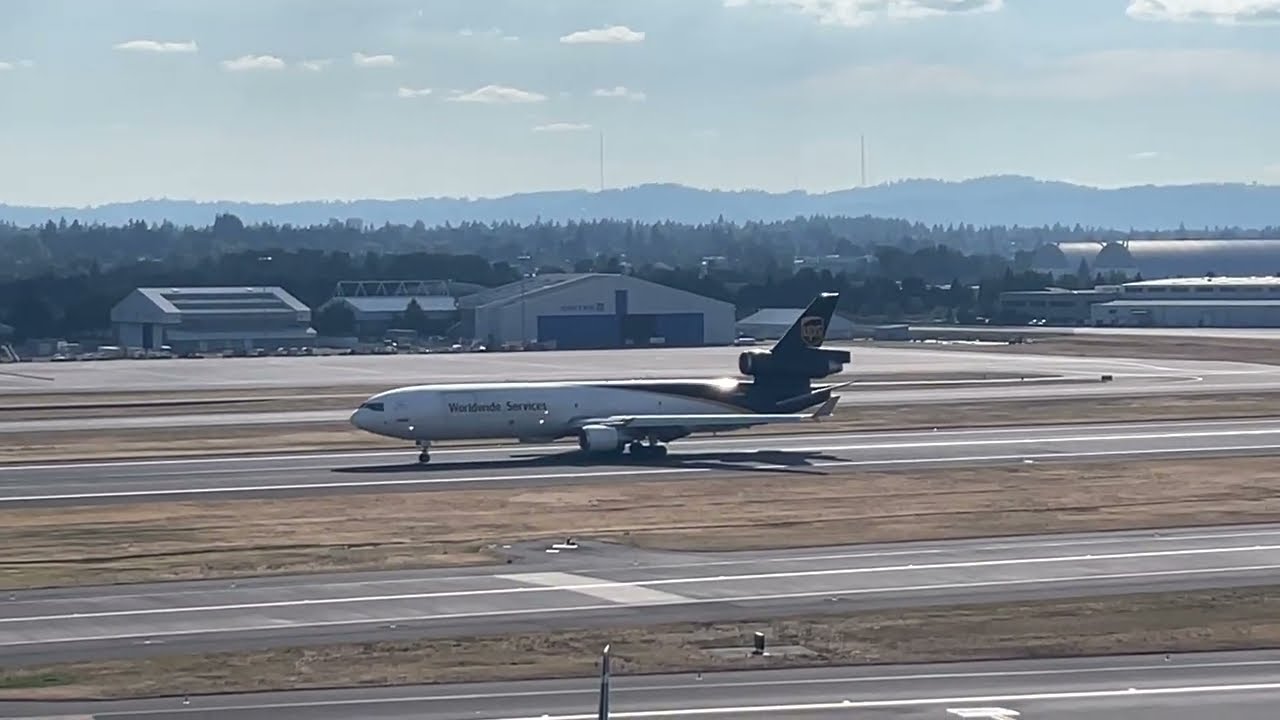 UPS MD-11 Landing in Portland (PDX)