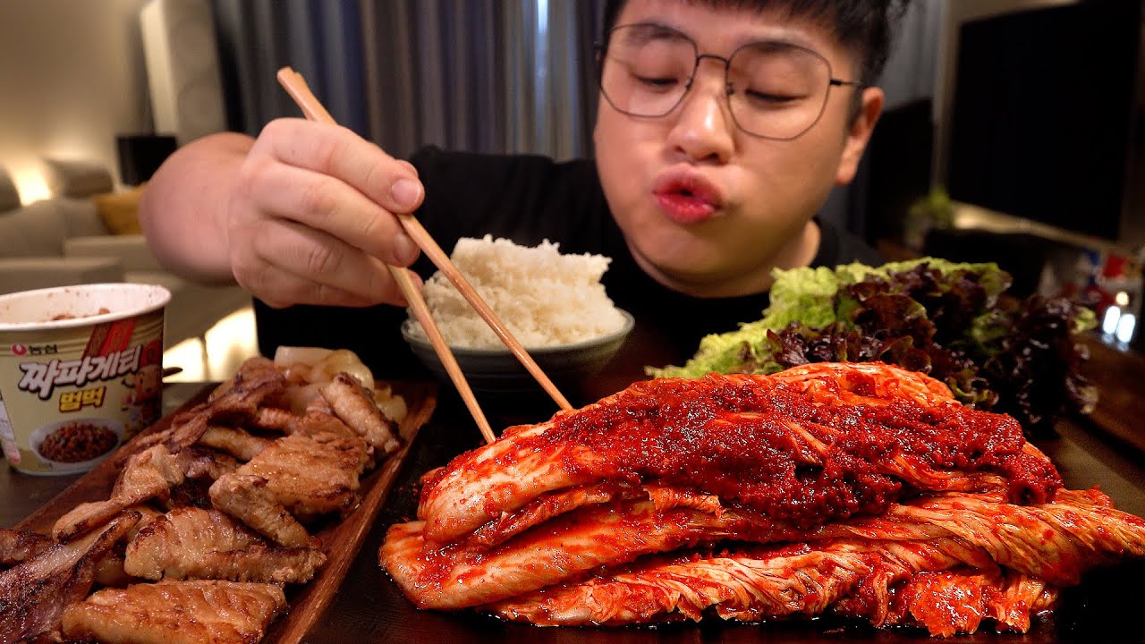 kfood Корейская еда представлена в виде Сильби Кимчи, которая ест три самых острых кимчи в мире