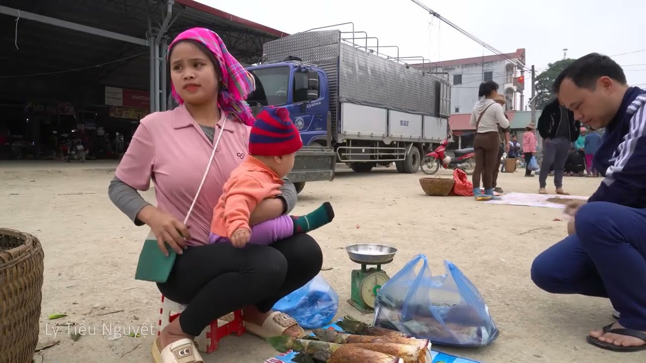 Single Mother Collects Wild Bamboo Shoots and Goes to Market