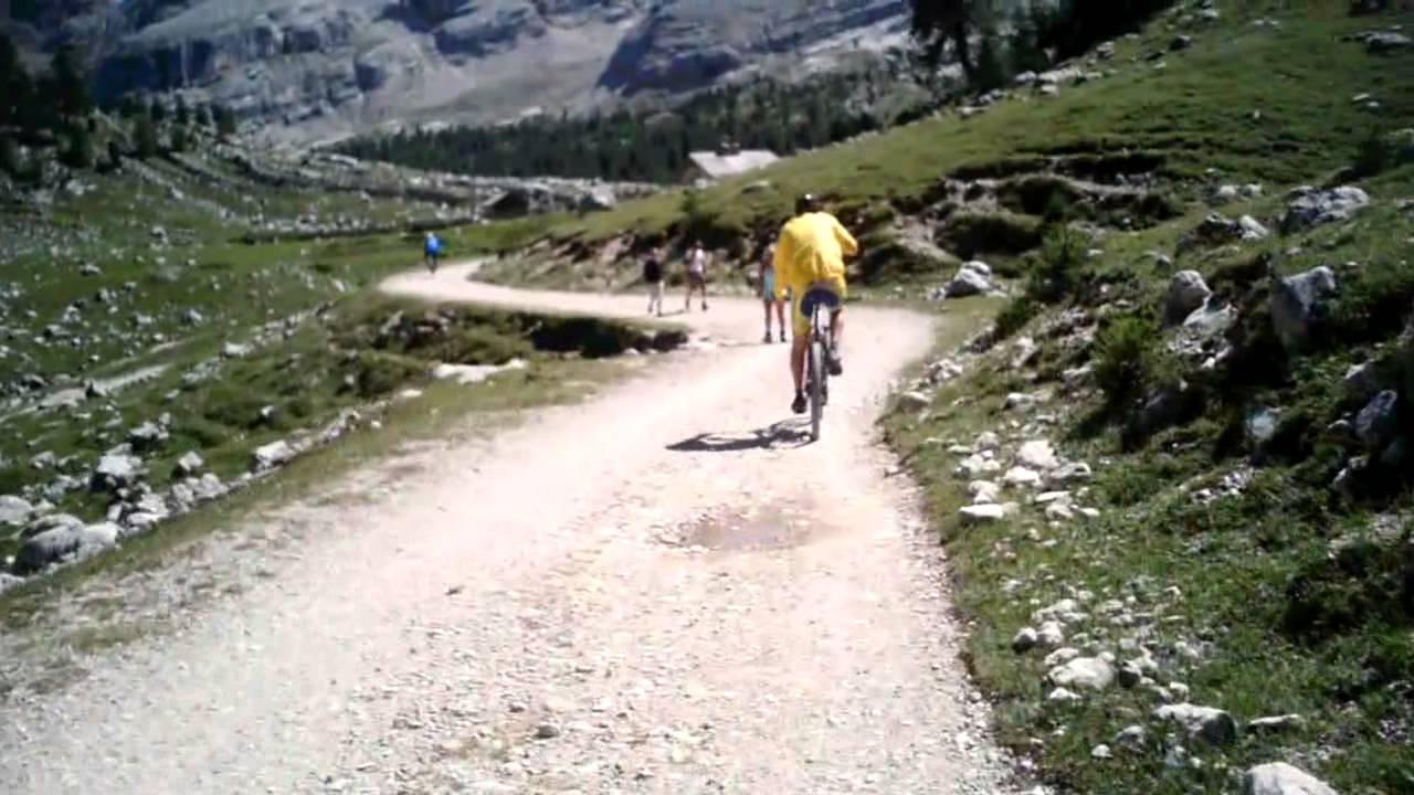 Discesa attraverso val di Fanes da  passo di Limo
