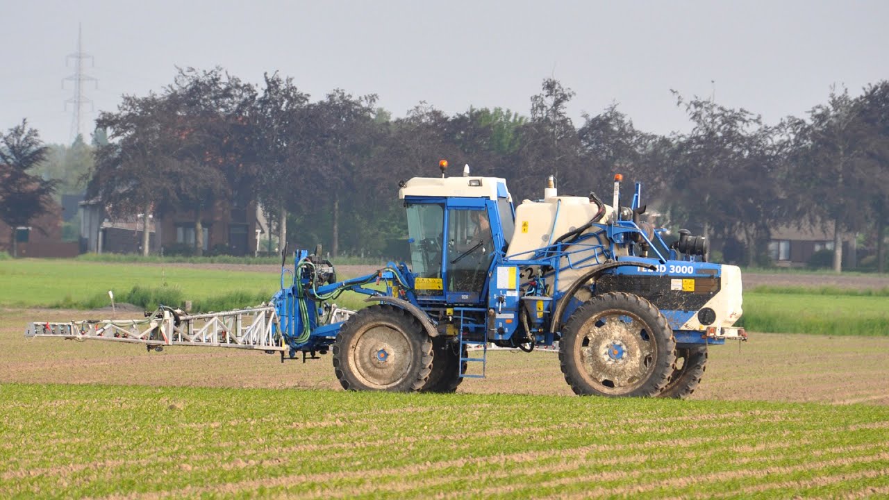 Matrot TE24D 3000 sproeimachine in de mais