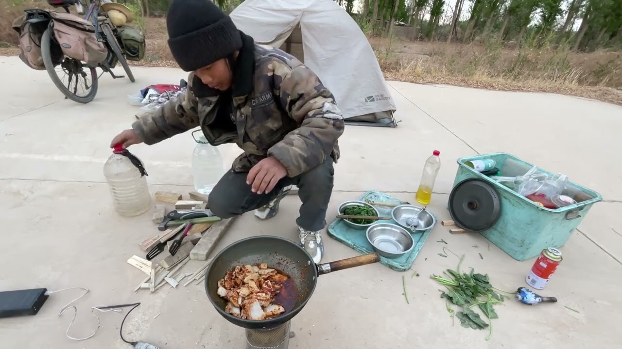 23岁的小伙单车穷游中国，路边不知名的野菜也敢吃，胆太大了 #户外美食 #穷游中国 #美食制作
