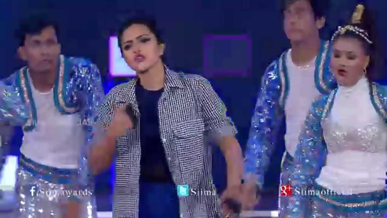 Amala Paul  Rocks the stage at SIIMA 2015
