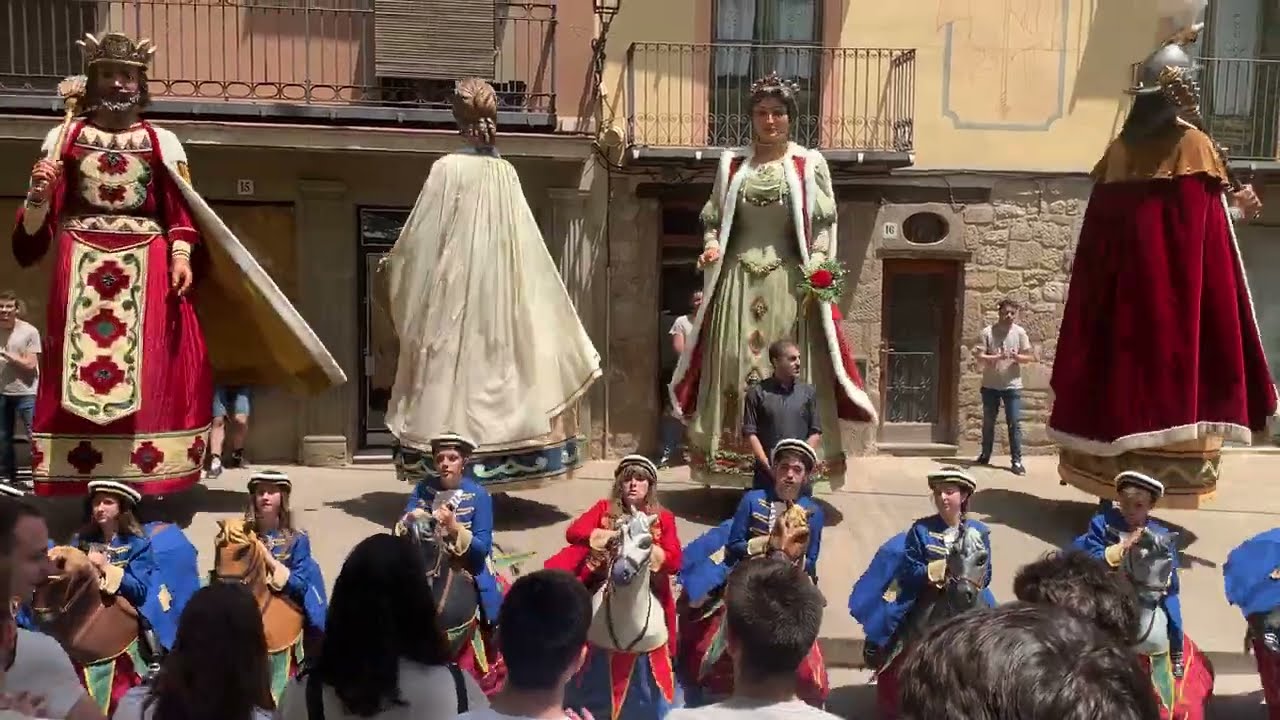 Corpus Solsona 2022 - 06 - La Geganta jove - Cercavila tradicional del pregoner